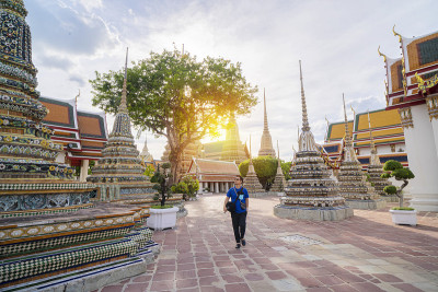 亚洲男人正在泰国曼谷的一座寺庙里旅游