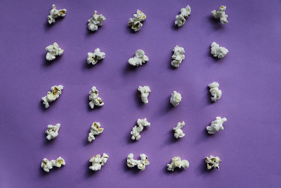 爆米花整齐地排列在彩色的背景上