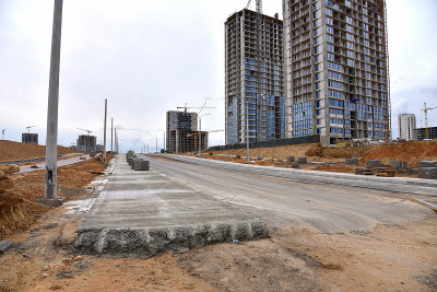 施工现场的道路混凝土。混凝土路面。城市道路建设开发项目。