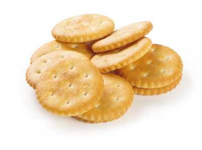 白木围场上的鞭炮。饼干孤立在白色。