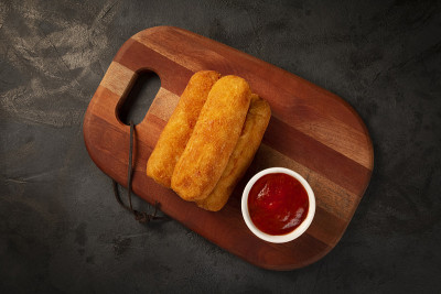 炸Risol或Risol。以奶酪和火腿填充的Risoles。