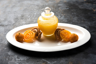 德西酥油配印度甜品，如Gujiya, Motichoor laddu和imarti或Jalebi