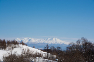 蓝天雪山大石山