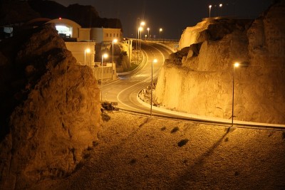 阿拉伯联合酋长国艾因Jebel Hafeet山脉之间的道路夜景