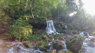 Baerenschuetzklamm -奥地利阿尔卑斯山一个小瀑布郁郁葱葱的地区的全景。瀑布下面有一