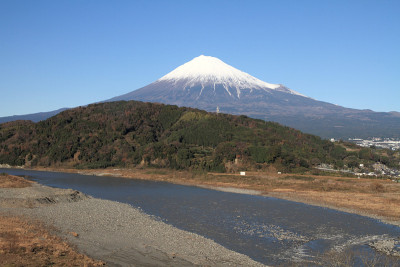 日本静冈县的富士河和富士山