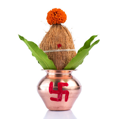 铜Kalash椰子和芒果叶与花卉装饰在一个白色的背景。这在印度教礼拜中必不可少。