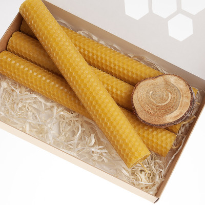 用天然蜂蜡制成的蜡烛。手工制作的。漂亮又实用的礼物。