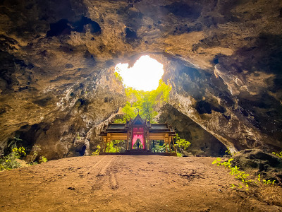 泰国帕拉雅·那空洞，Khua Kharuehat亭庙，位于泰国巴育普·基里汗Khao Sam Roi