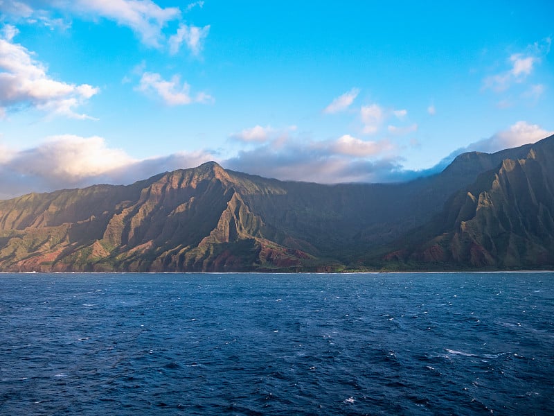 纳帕里海岸州立公园是一个位于考艾岛西北部的夏威夷州立公园，考艾岛是夏威夷最古老的有人居住的岛屿。它被