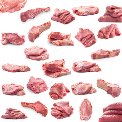 由猪肉和牛肉制成。在白色背景上隔离