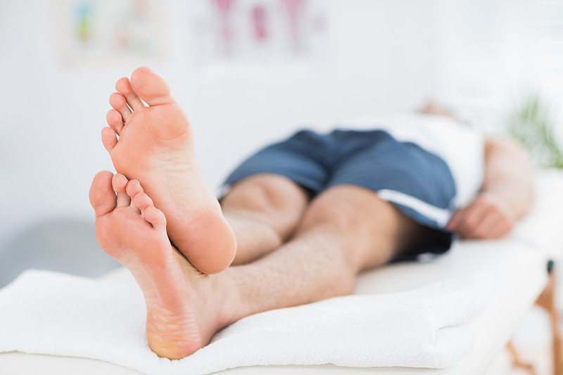 男人在按摩床上休息