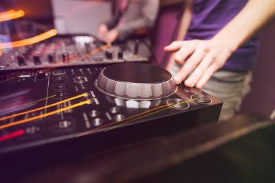 俱乐部DJ在黑胶唱机上播放混音音乐