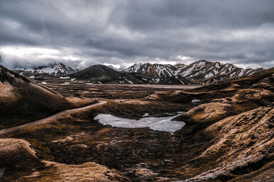 在北欧，欧洲的冰岛高地上有一个超现实的自然风景。美丽多彩的雪山地形，是夏季徒步探险和户外散步的好去处