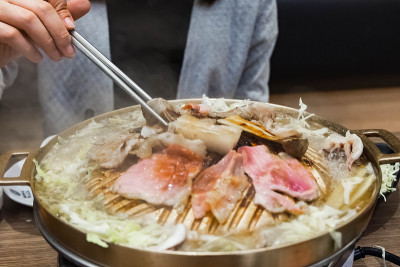 生牛肉片烧烤或日式烧肉片