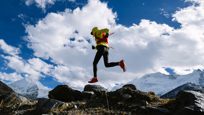 女子越野跑越野跑在高海拔冬季的自然