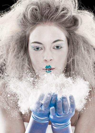 冰女王将雪吹向观众