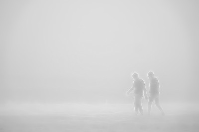 浓雾中两个去海滩的人
