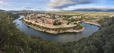 西班牙中世纪村庄全景。Buitrago del Lozoya