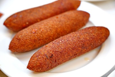 传统的哈泰餐oruk (icli kofte)和托盘(tepsi)烤肉串
