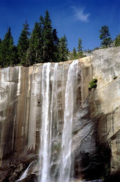 春天的Falls-Yosemite
