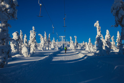 美丽的充满活力的空中冬季山景滑雪胜地，阳光明媚的冬日与斜坡，滑雪场和滑雪缆车