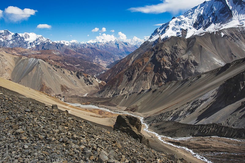 通往喜马拉雅山脉Tilicho湖的小径。Annapurna巡回旅行，尼泊尔