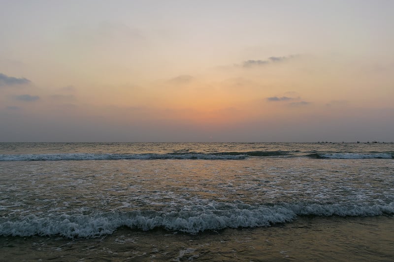 在印度果阿的巴嘎海滩，海浪流入沙子的美丽景色