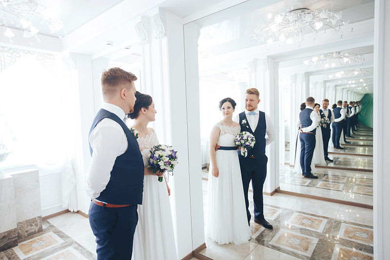 两面镜子之间的新婚夫妇