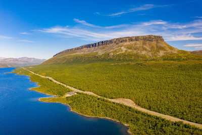 鸟瞰图的萨那山，湖泊，道路和森林在Kilpisjärvi，芬兰