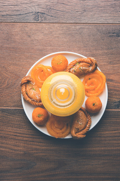 德西酥油配印度甜品，如Gujiya, Motichoor laddu和imarti或Jalebi