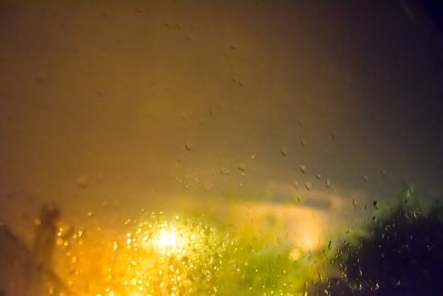 晚上玻璃上的雨