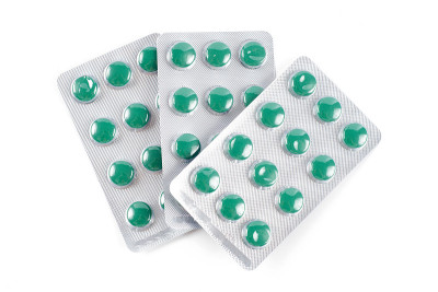 药物胶囊与蓝色药物在堆、孤立