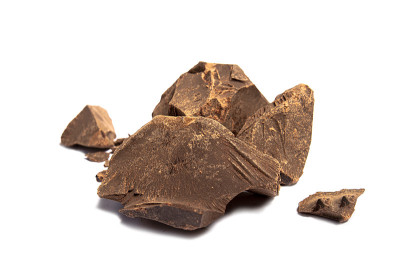 生100%纯有机可可巧克力块孤立在白色与阴影。可可树可可豆块或糊
