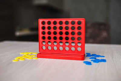 益智棋盘策略游戏“四连冠”——一款适合全家人玩的游戏