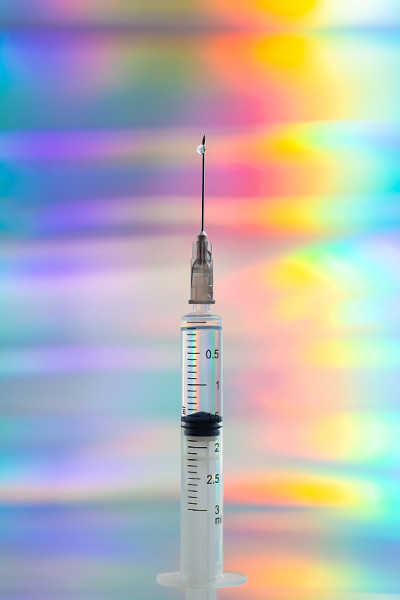 注射疫苗的注射器。