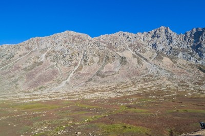 白雪覆盖的高山、高山草甸和当地的山区居民点