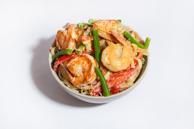 亚洲乌冬面与虾隔离，概念食品