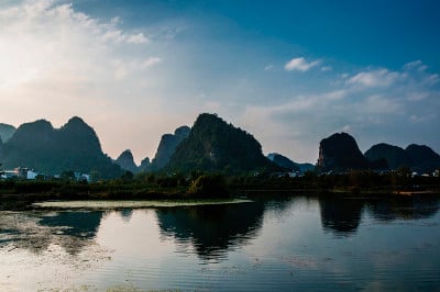 傍晚的喀斯特山脉和河流景色