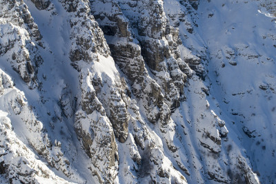 覆盖着白雪的高山山峰的鸟瞰图