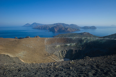 火山岛，伊奥利亚群岛，西西里岛，意大利:从火山顶部的全景