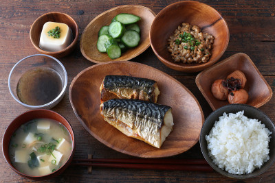 烤鲭鱼套餐和健康的日本食品