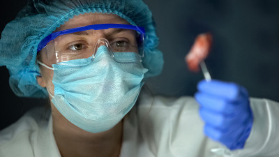 研究人员看着样本，科学实验室开发，研究