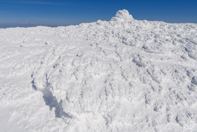 枣山的积雪表面