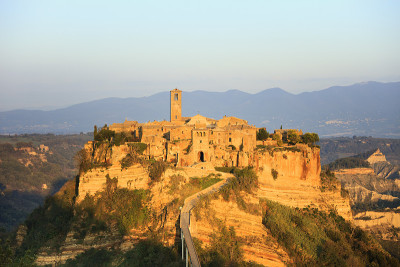 Bagnoregio城地标，日落的空中全景。意大利