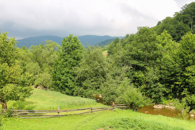 乌克兰喀尔巴阡山脉的一条小山河