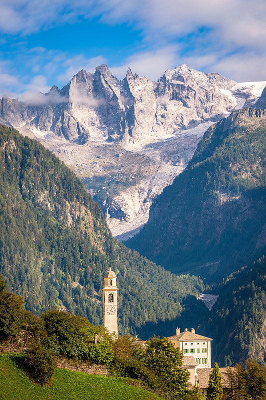 徒步旅行时穿过Soglio村(Graubünden，瑞士)