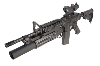 M4A1卡宾枪装备一个M203榴弹发射器