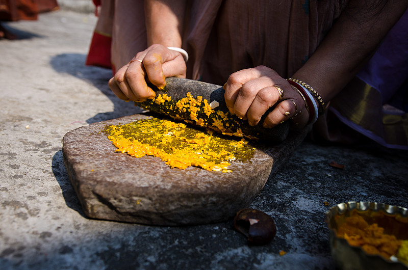 孟加拉婚礼仪式上，盖伊·霍德制作和粉碎haldi