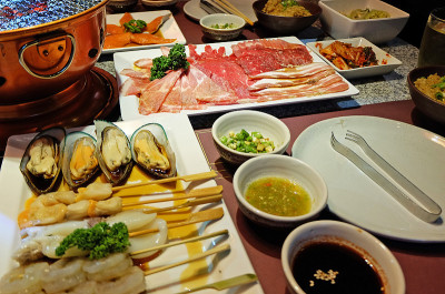 猪肉和海鲜烧肉，蘸酱，米饭和蔬菜